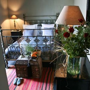 Zimmer mit Kingsize-Bett
