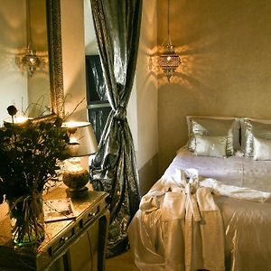 Zimmer mit Kingsize-Bett