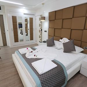 Zimmer mit Kingsize-Bett