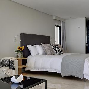 Zimmer mit Kingsize-Bett