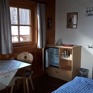 Zimmer mit Kingsize-Bett
