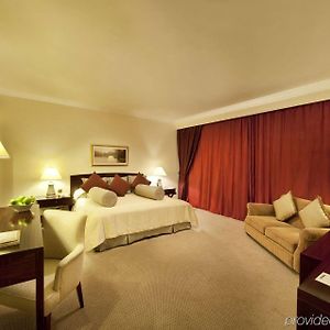 Zimmer mit Kingsize-Bett