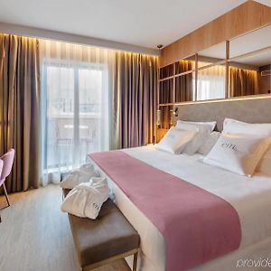 Zimmer mit Kingsize-Bett