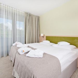 Zimmer mit Kingsize-Bett