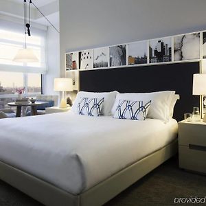 Zimmer mit Kingsize-Bett für Gäste mit Behinderungen