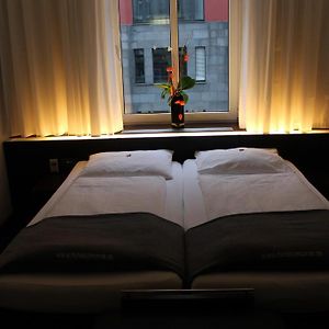 Zimmer mit Kingsize-Bett