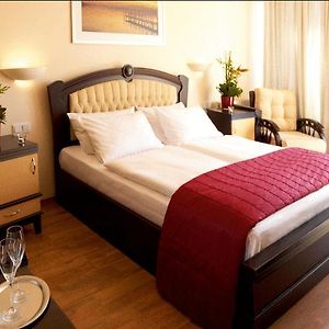 Zimmer mit Kingsize-Bett