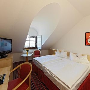 Zimmer mit Kingsize-Bett