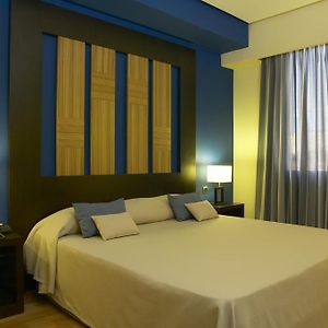 Zimmer mit Kingsize-Bett