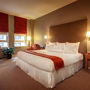 Zimmer mit Kingsize-Bett für Gäste mit Behinderungen