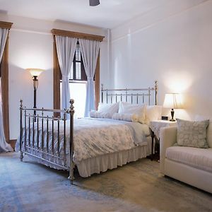 Großes Zimmer mit Kingsize-Bett