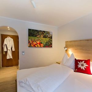 Zimmer mit Kingsize-Bett