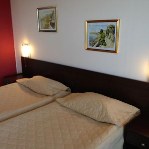 Zimmer mit zwei Einzelbetten