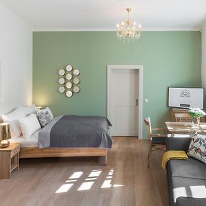 Deluxe Studio