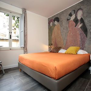 Zimmer mit Kingsize-Bett
