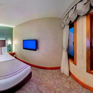 Zimmer mit Kingsize-Bett