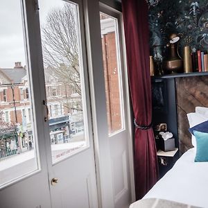 Kleines Zimmer mit Kingsize-Bett