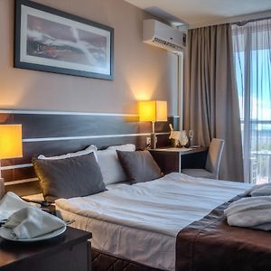 Kleines Zimmer mit zwei Einzelbetten