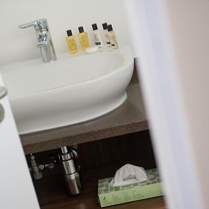 Zimmer mit zwei Einzelbetten für Gäste mit Behinderungen