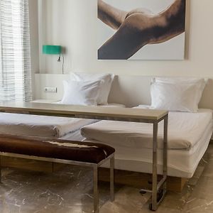 Zimmer mit Kingsize-Bett