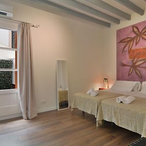 Zimmer mit Kingsize-Bett