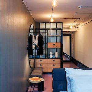 Kleines Zimmer mit Kingsize-Bett