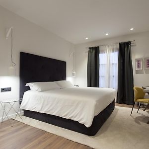 Zimmer mit Kingsize-Bett