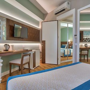 Großes Zimmer mit Kingsize-Bett