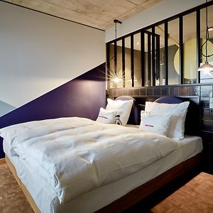 Mittelgroßes Zimmer mit Kingsize-Bett