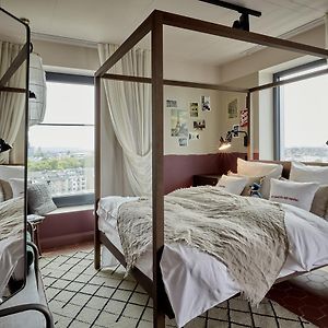 Mittelgroßes Zimmer mit Kingsize-Bett