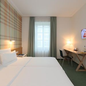 Urban Zimmer mit Kingsize-Bett