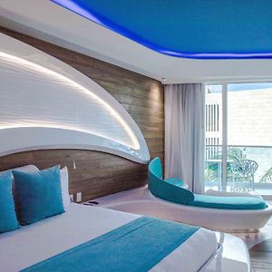 Zimmer mit Kingsize-Bett