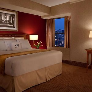 Gemütliches Zimmer mit Kingsize-Bett