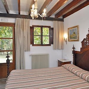 Zimmer mit Kingsize-Bett