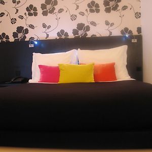 Zimmer mit Kingsize-Bett