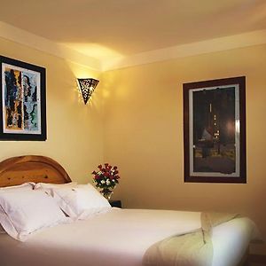 Zimmer mit Kingsize-Bett