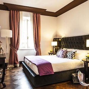Zimmer mit Kingsize-Bett mit Kuppeldecke