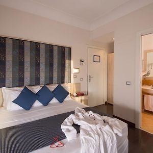 Kleines Zimmer mit Queensize-Bett