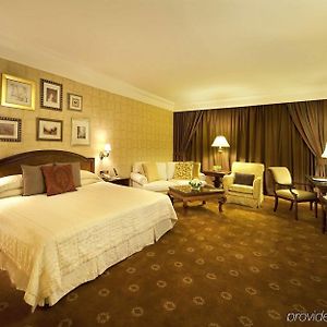 Zimmer mit Kingsize-Bett