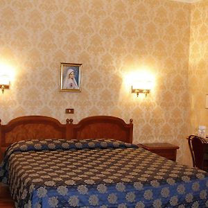 Zimmer mit Kingsize-Bett