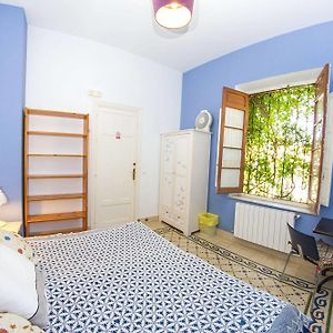 Zimmer mit Kingsize-Bett