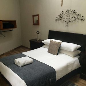 Zimmer mit Kingsize-Bett