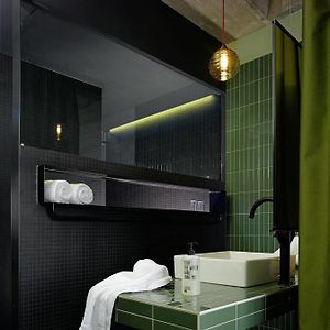 Großes Zimmer mit Kingsize-Bett