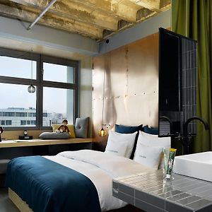 Mittelgroßes Zimmer mit Kingsize-Bett