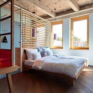 Großes Zimmer mit Kingsize-Bett