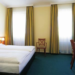 Zimmer mit Kingsize-Bett