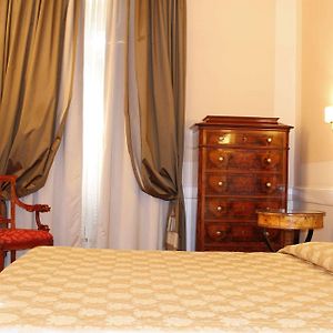 Zimmer mit Kingsize-Bett