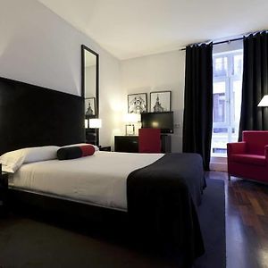 Zimmer mit Kingsize-Bett
