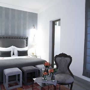 Zimmer mit Kingsize-Bett