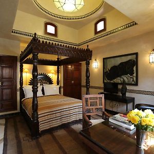 Zimmer mit Kingsize-Bett